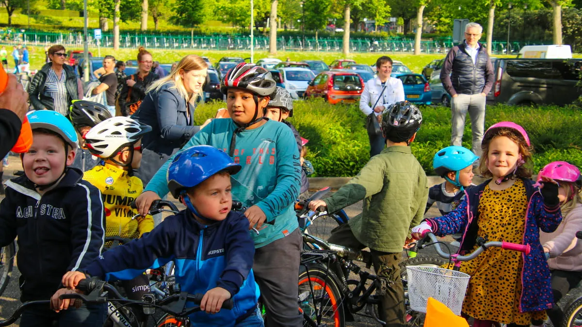 deelnemertjes fietsplezier en beweging bij wielerbaan geleen