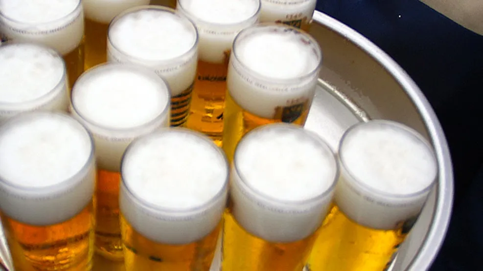 dienblad vol glazen bier