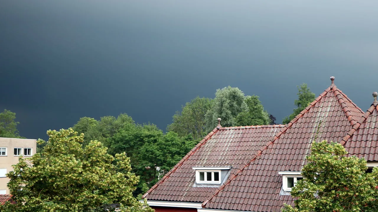 donkere lucht onweersbui boven sittard