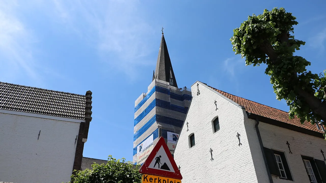 een ingepakte kerktoren in sittard