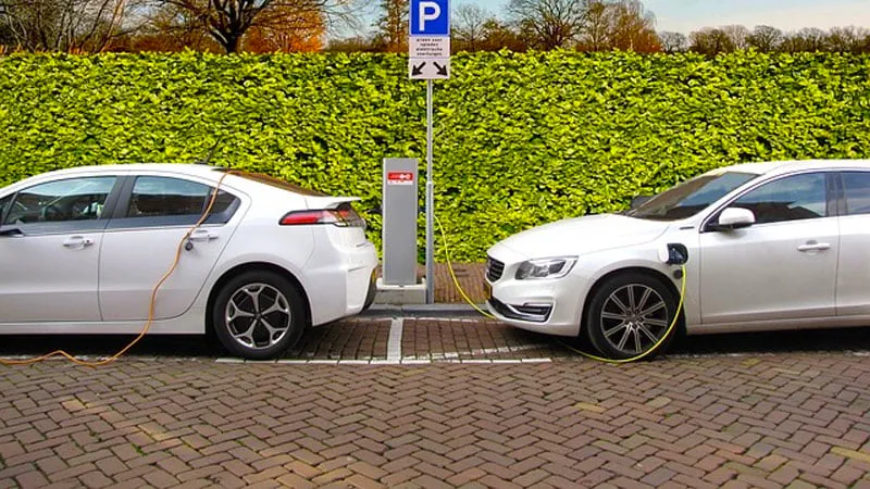 elektrisch rijden autos aan de oplader