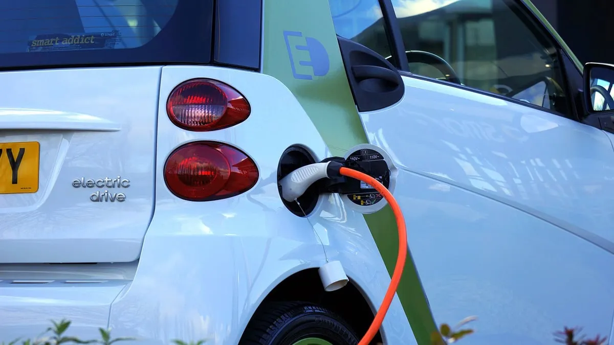 elektrische auto aan de oplader mikesphotos via pixabay