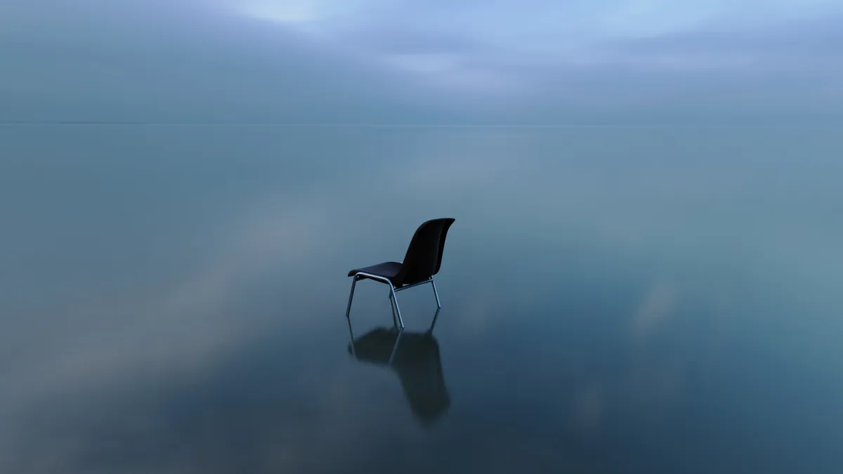 enkele stoel nadenken over een wateroppervlak op een stormachtige dag
