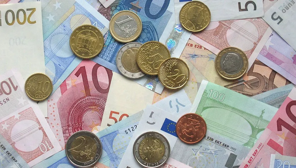 euro biljetten en munten cc0