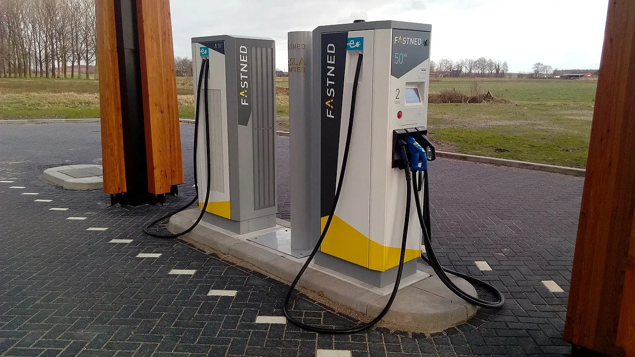 fastned laadstation langs snelweg