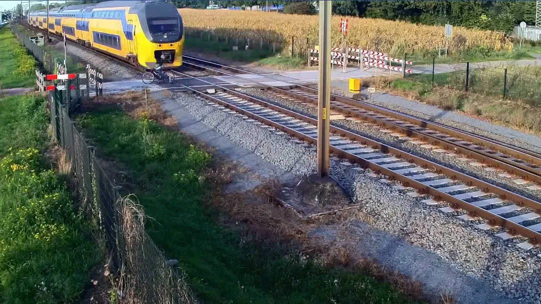 fietser op haar na gemist door intercity