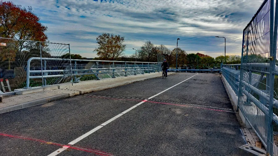 fietserop heropende spoorbrug in sanderbout 1