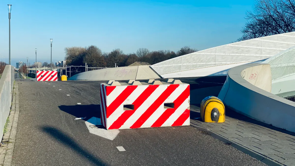 fietspad bij voetgangers en fietsersbrug sanderbout half geblokkeer