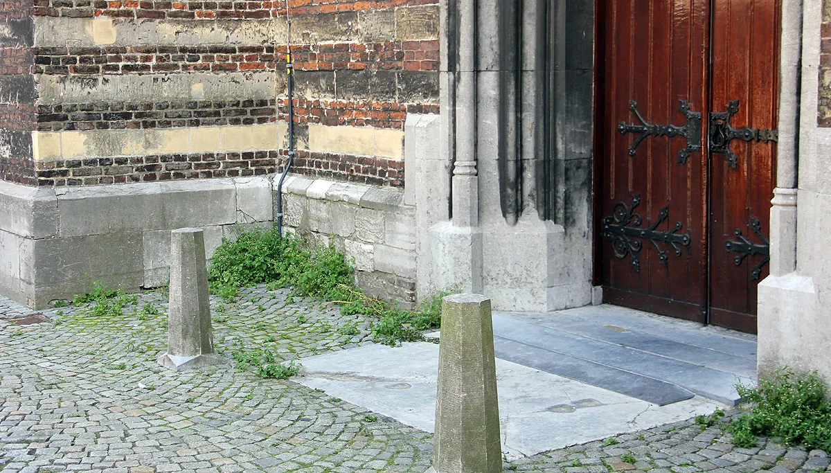 geen commentaar grote kerk onkruid voor de deur