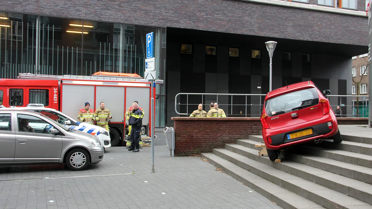 groenstraat geleen 2 auto op trap hanenhof