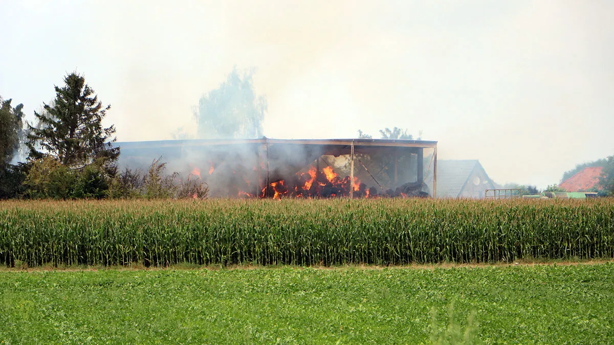 grote hooibrand bij loonwerker in wehr