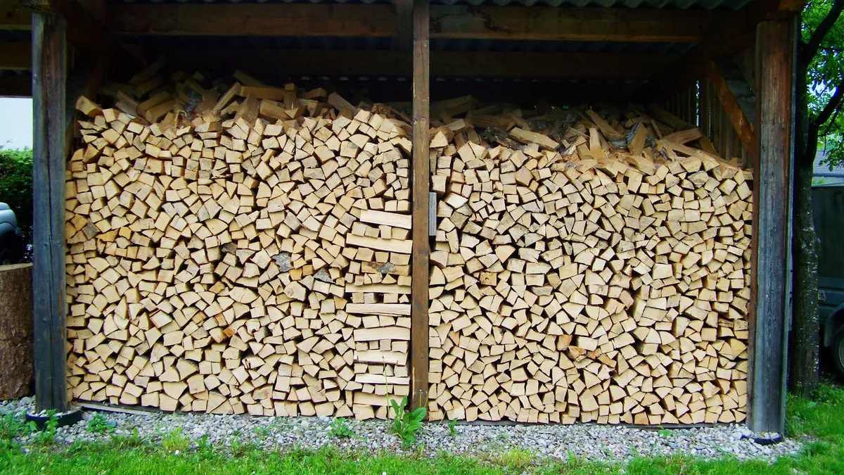 haardhoutopslag buiten