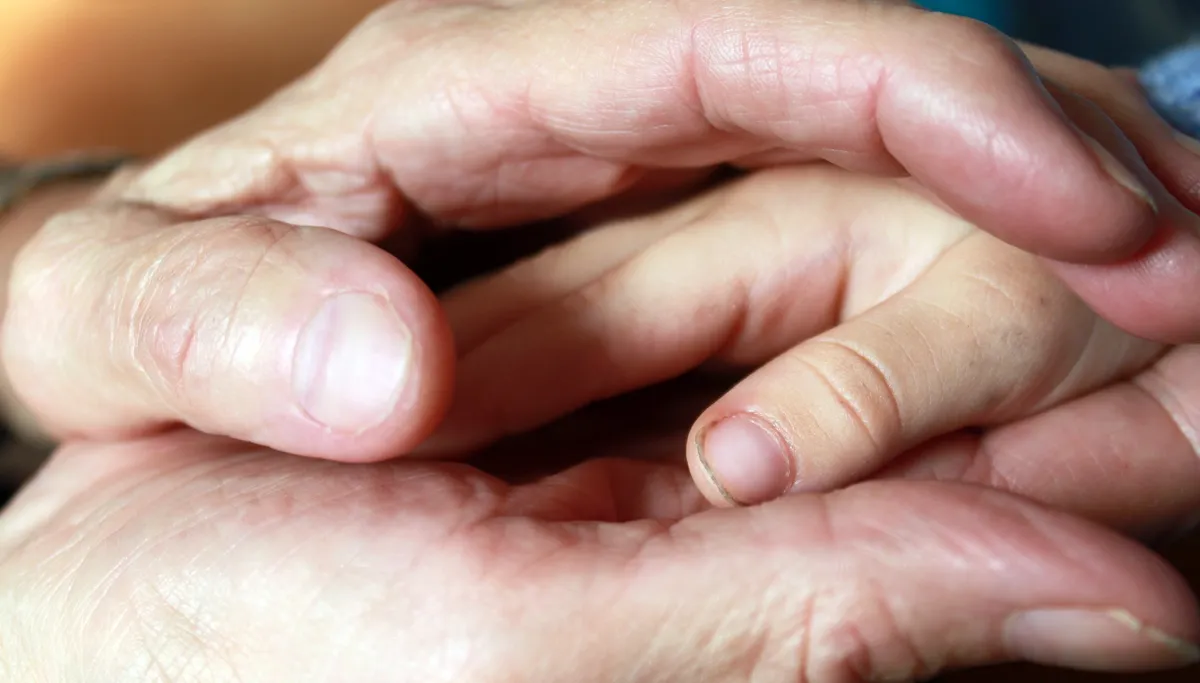 hand 619735 1920 oma kind