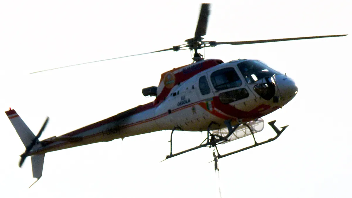 helikopeter met lading aan lijn