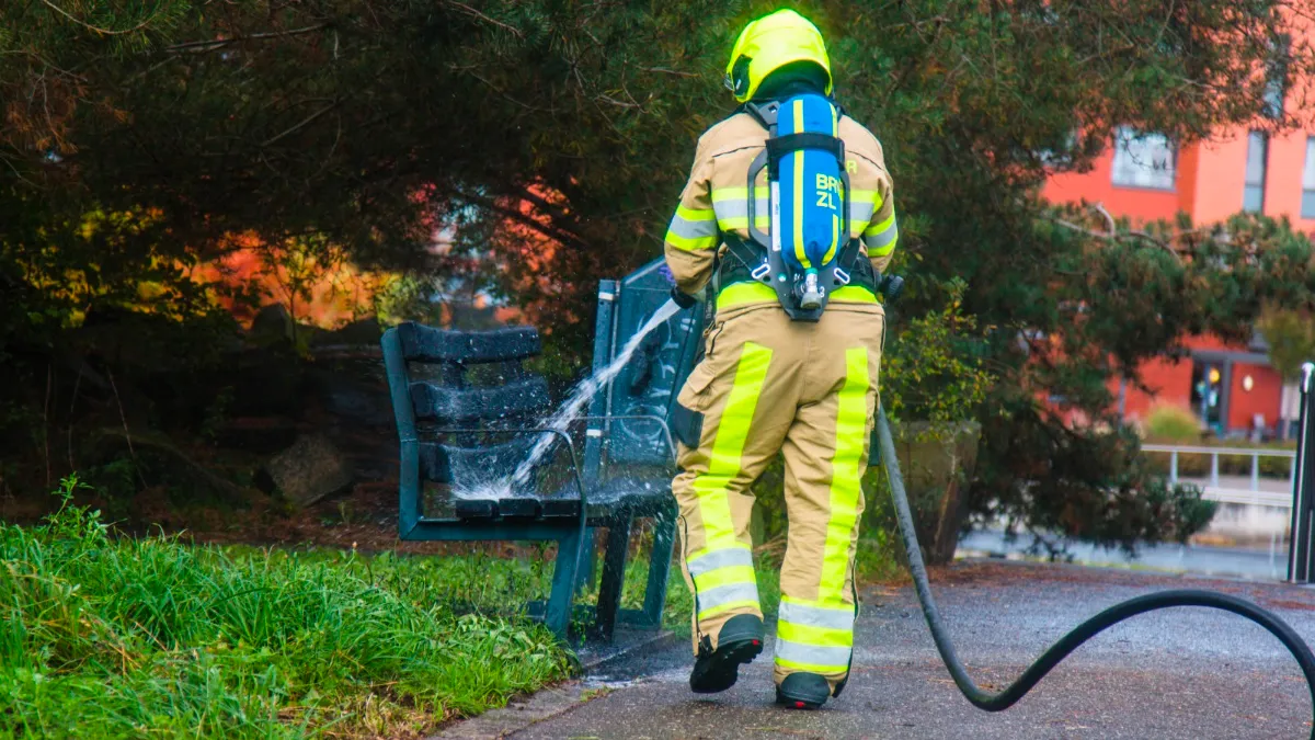 hof van onthaasting bankje in brand foto bjorn de hoog