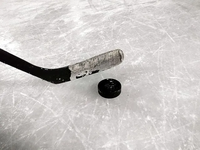 ijshockey stick en puck santeri viinamki cc by sa 40 via wikimedia commons