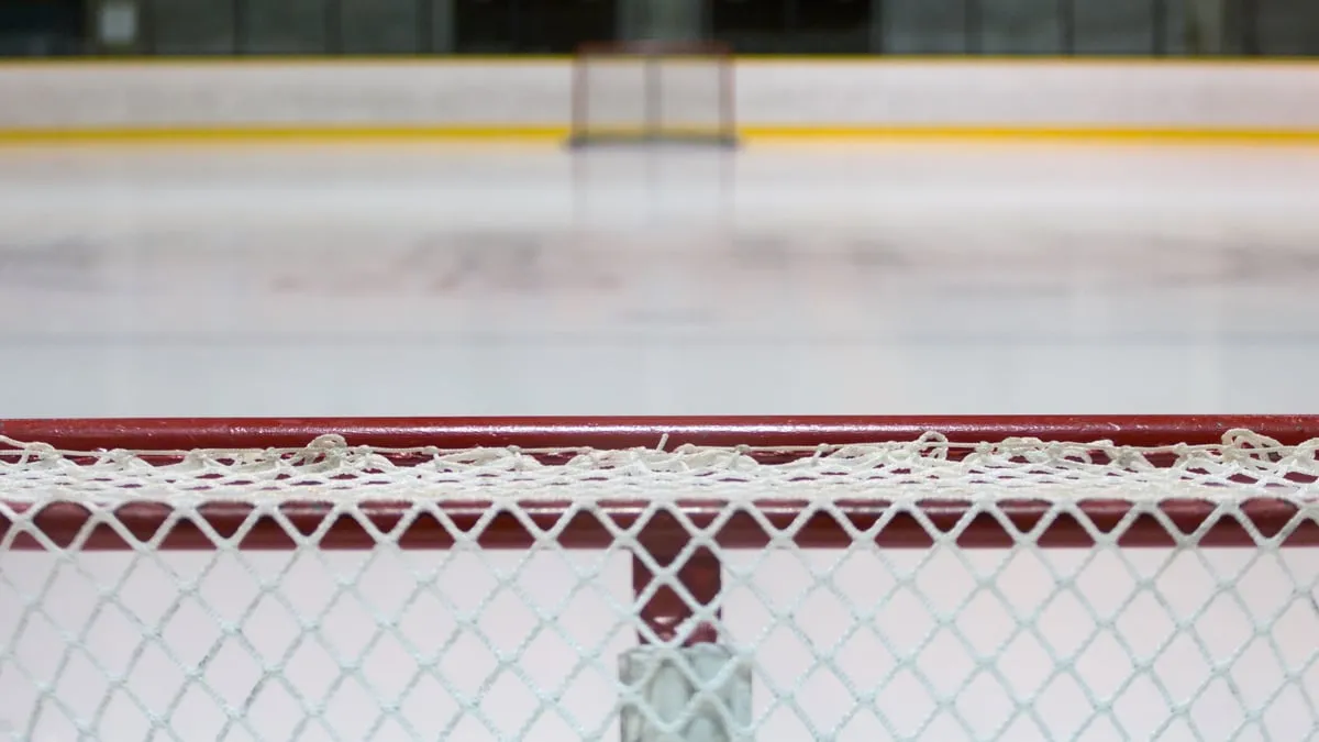 ijshockeydoelen op een lege ijsvloer