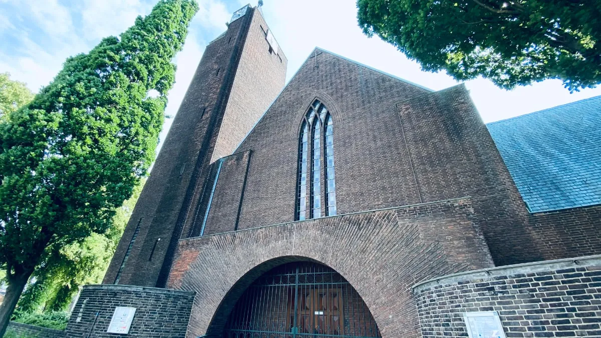 ingang heilig hartkerk overhoven