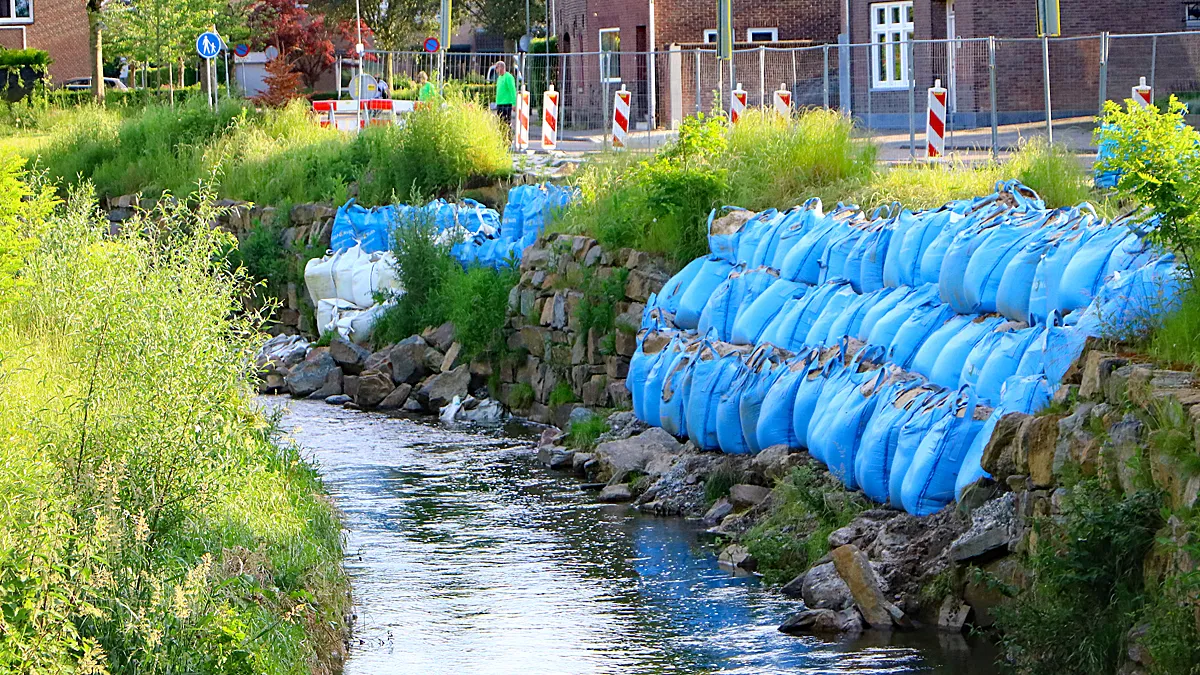 ingestorte kadewand langs de beek bij ophoven