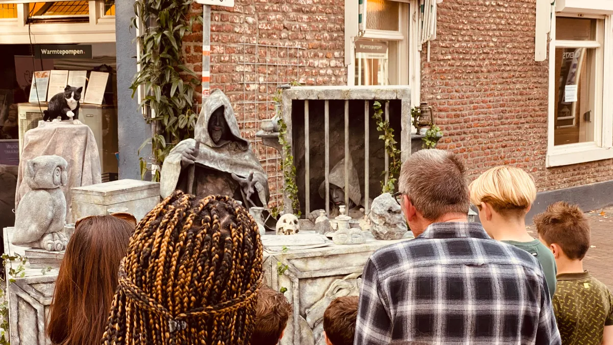 inspired shopping 2022 living statues 1