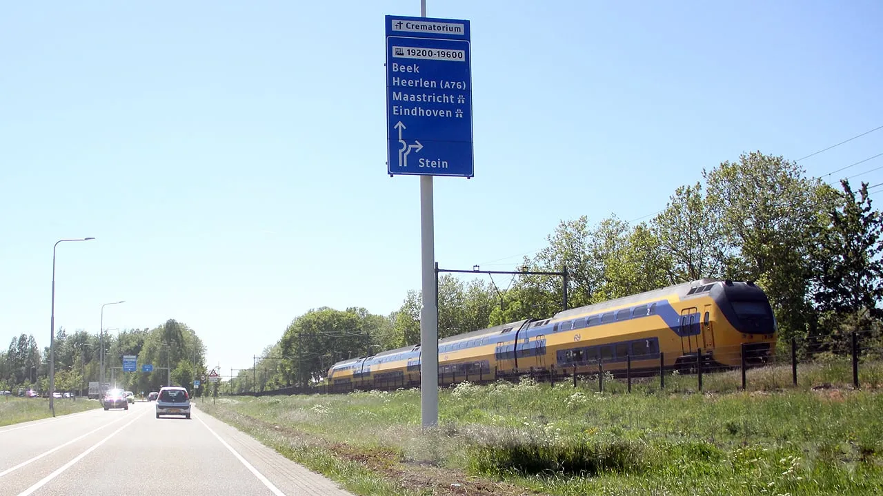 intercity naar maastricht langs westelijke randweg bij geleen