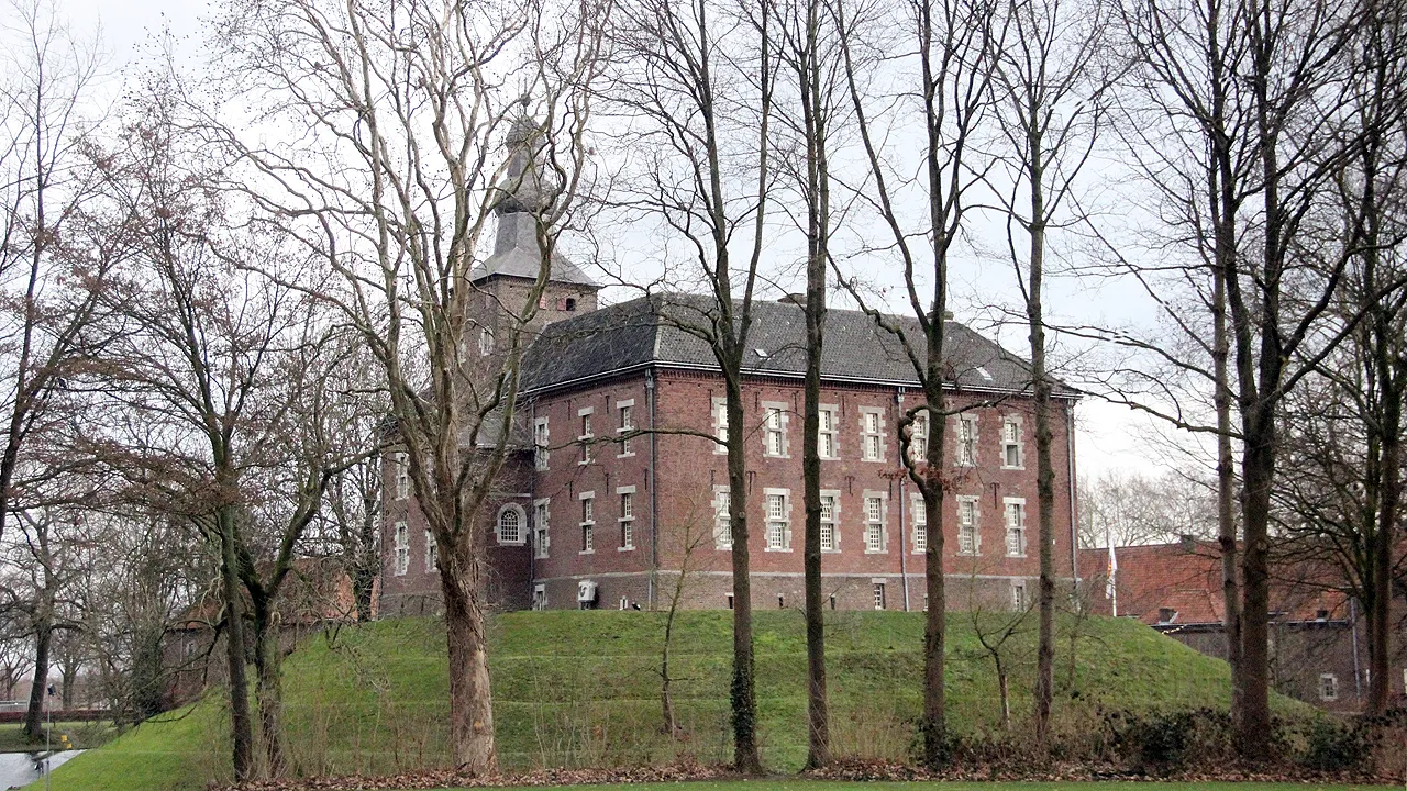 kasteel limbricht vanaf overweg sportvelden