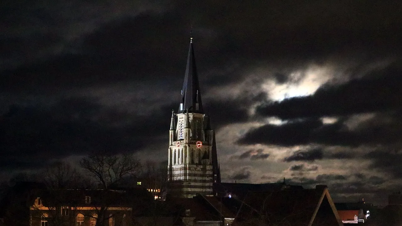 kerktoren sittard winderige winteravond in februari 2020