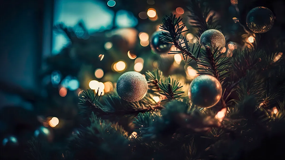 kerstboom met decoratie rode ballen en lichten in abstracte onscherpe achtergrond bokeh slingers op de achtergrond nieuwjaarsconcept ai genereren