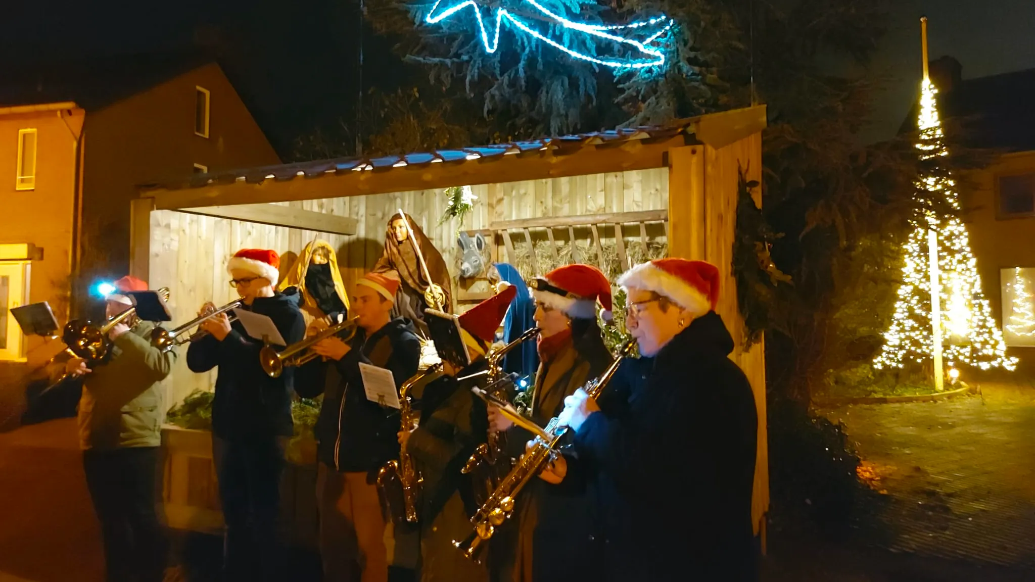 kerstoptredens op straat door leden fanfare sint jan