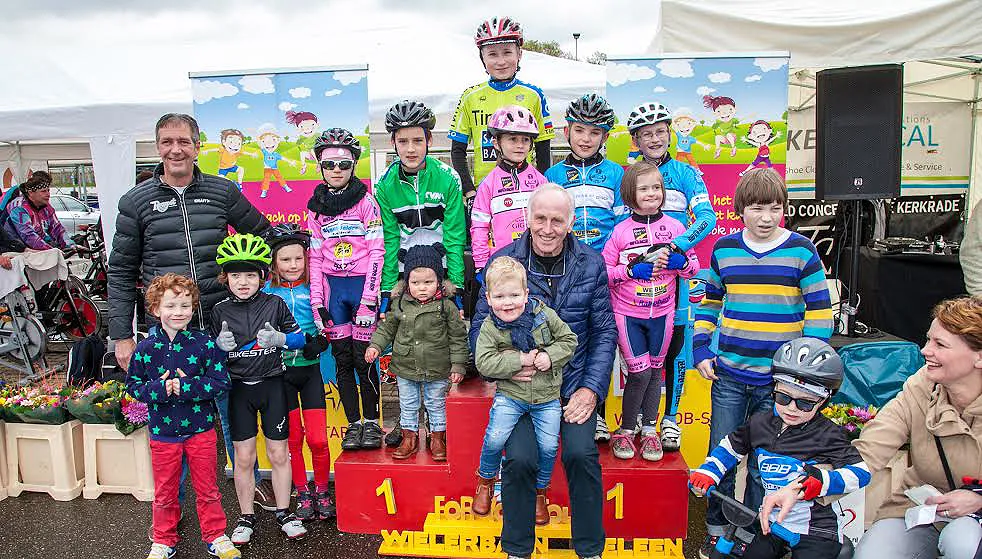 kids tour deelnemers huldiging met joop zoetemelk