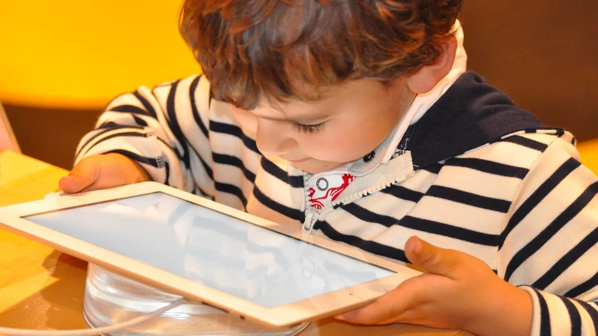 kind met tabletcomputer