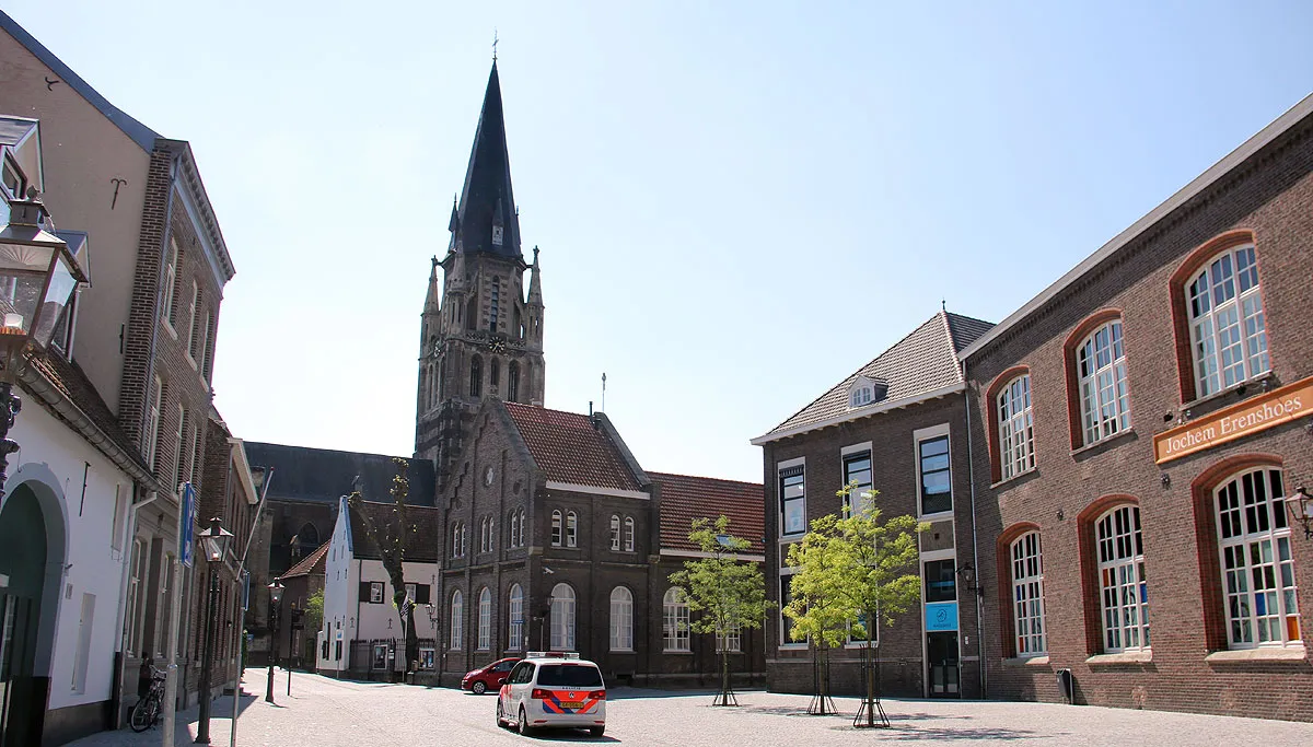 kloosterplein met zicht op grote kerk