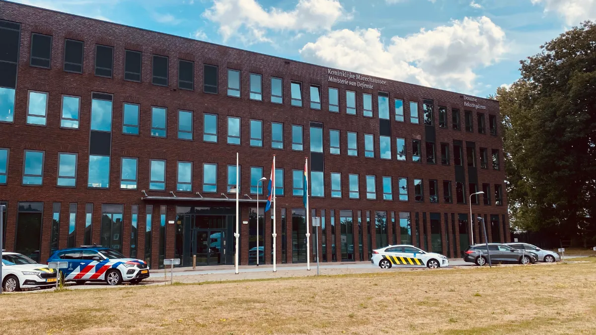 koninklijke marechaussee bij vliegveld beek