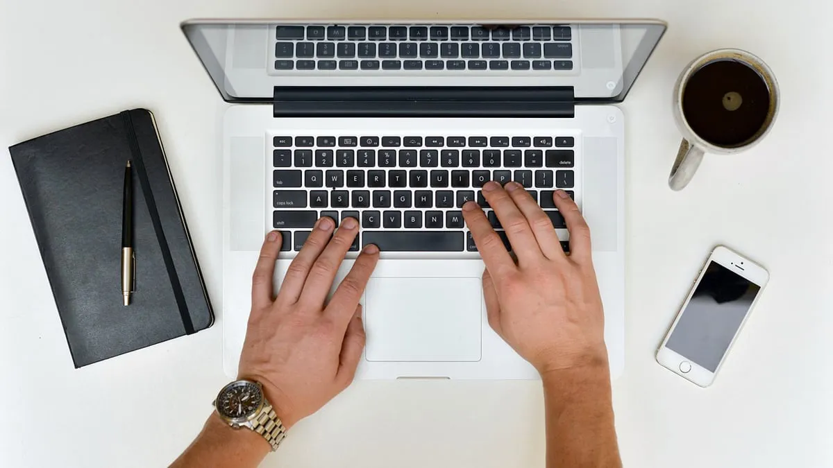 laptop koffie iphone mobiele telefoon