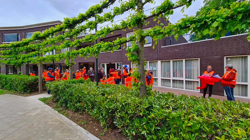 leif en leid zwerfvuilrapen vrijwilligers verzamelen zich