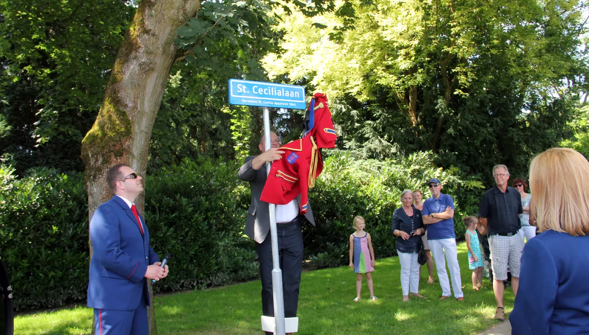leon geilen onthult straatnaambordje