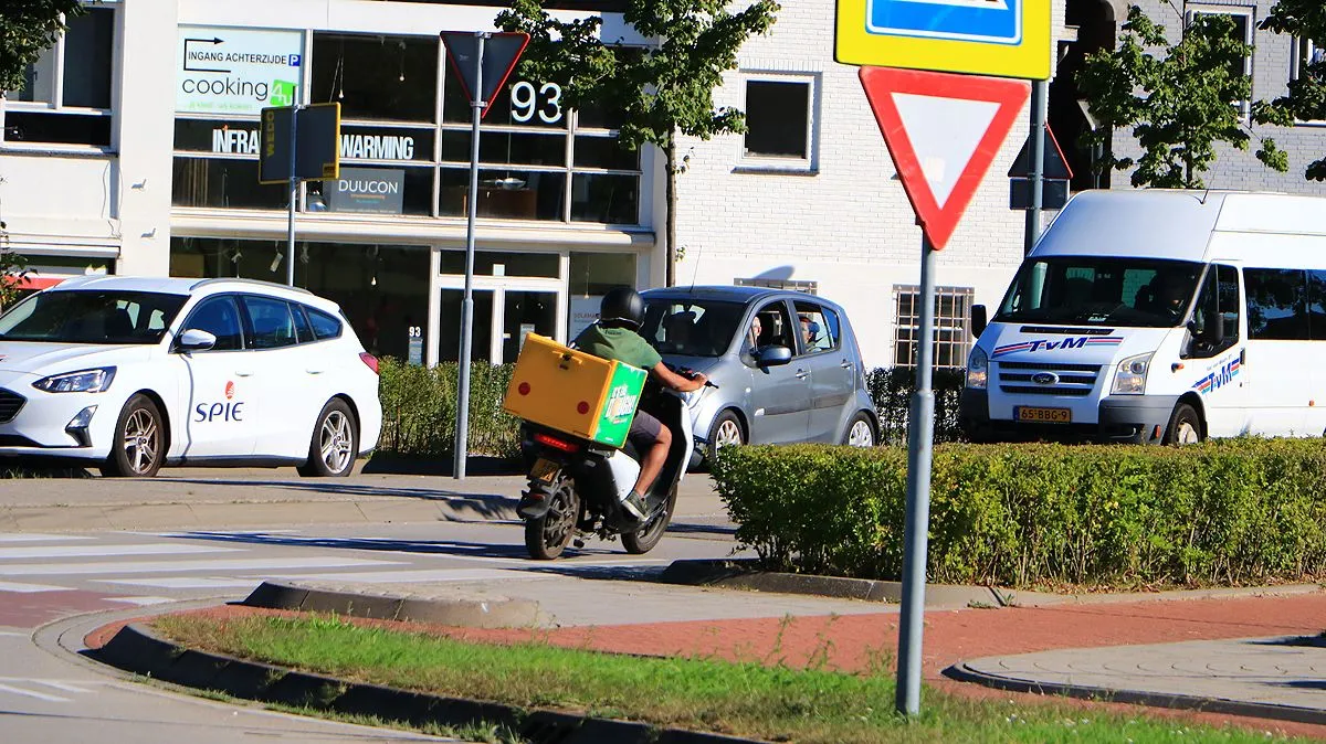 maaltijdbezorger op scooter 1