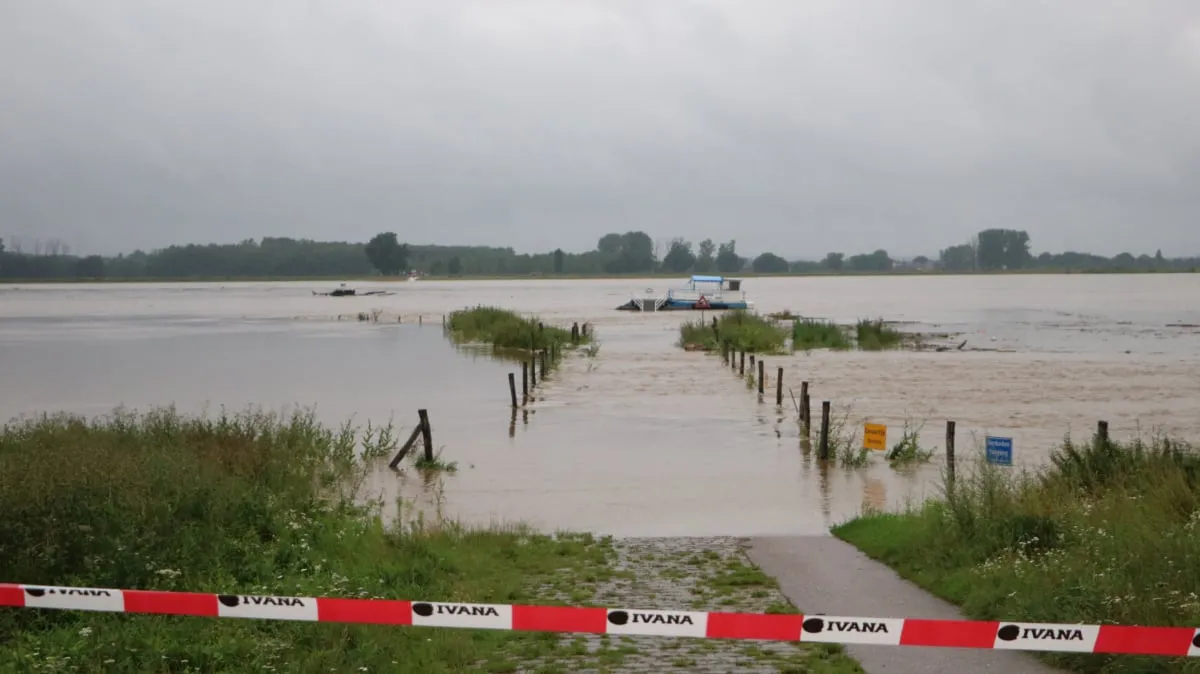 maas bij grevenbicht op 16 juli 0810 uur