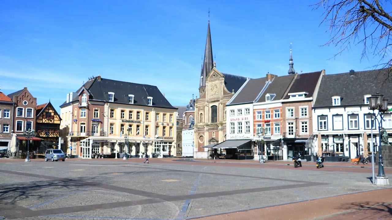 markt zon en lege terrassen