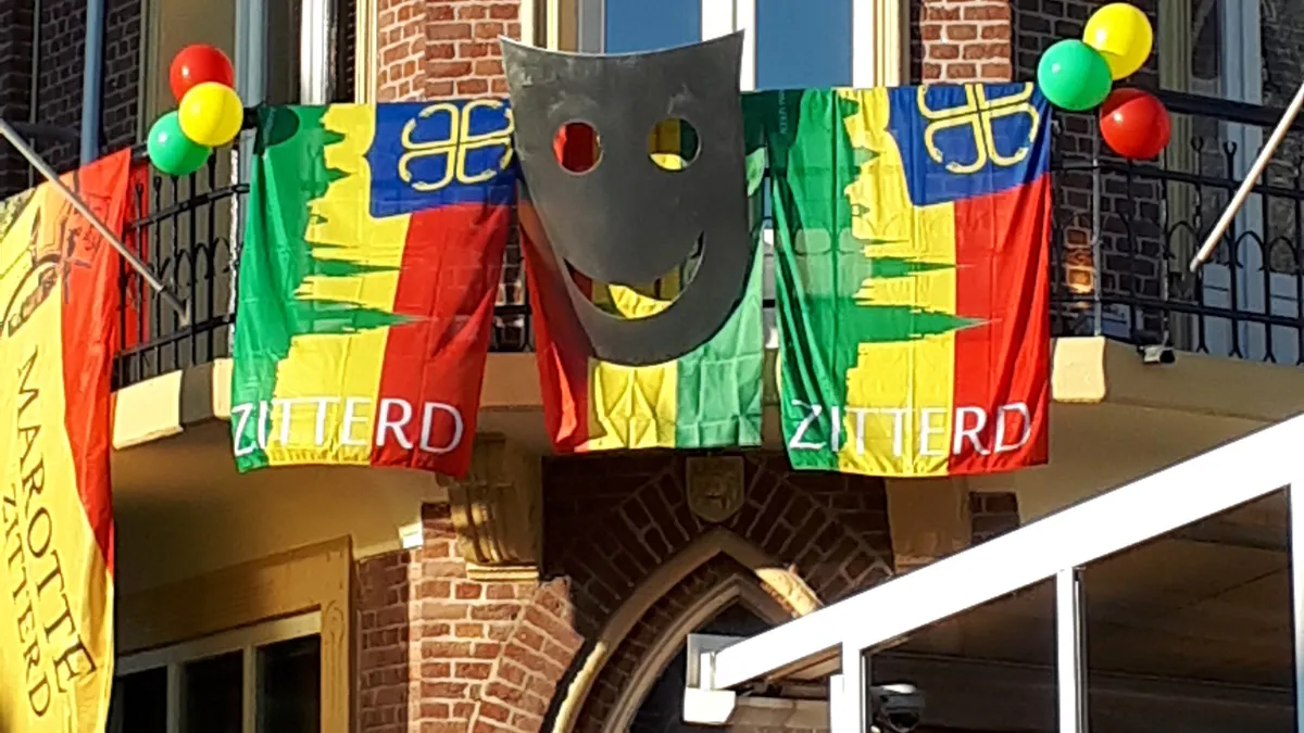 maske aan het balkon hangen mander