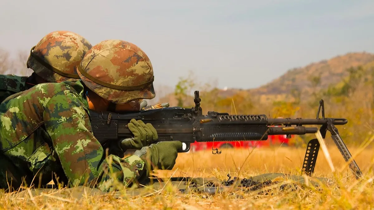 militairen schieten mag met scherp