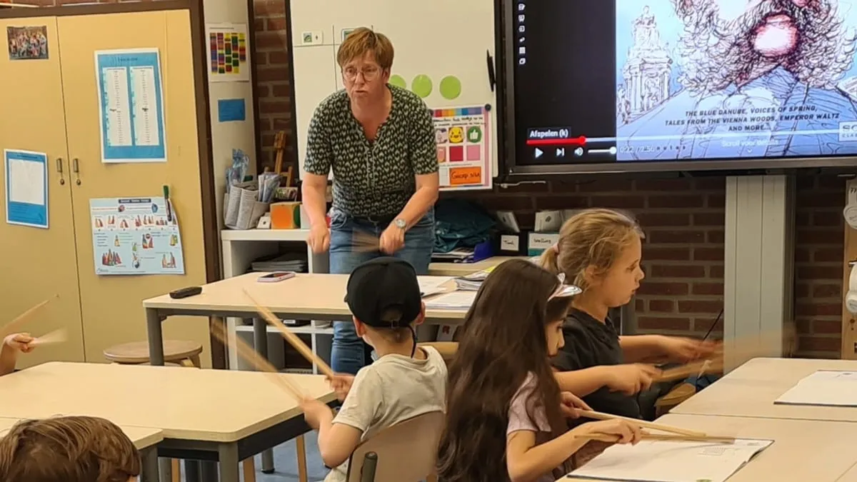 muziekles op school trommelen op je tafeltje