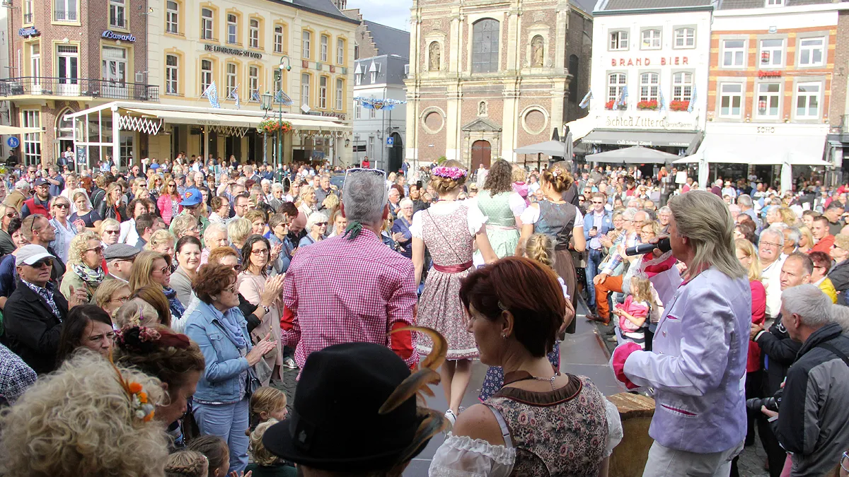 oktoberfeestmodeshow op de markt in sittard