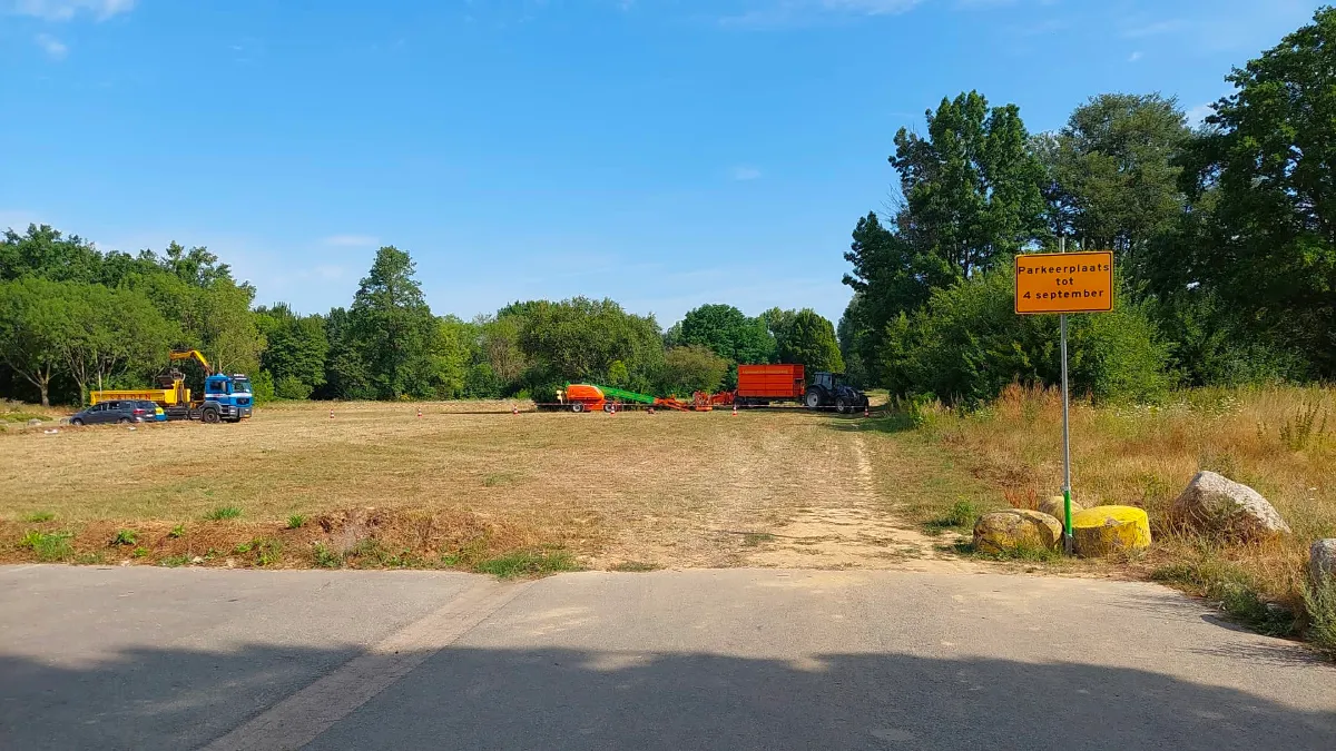 onverhard parkeerterrein bij zwembad de nieuwe hateboer