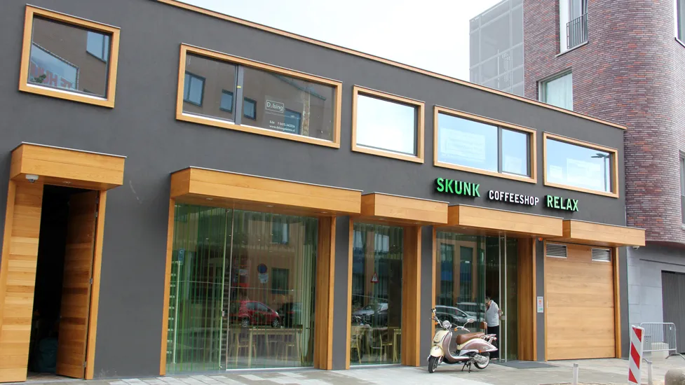 oo7rvi9se8npudsvo6g0acpi1 skunk en relax nieuw onderkomen