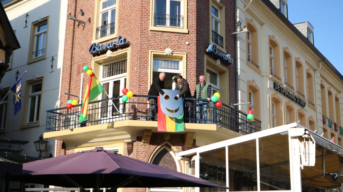 ophangen masker balkon de kroon 2021 2022