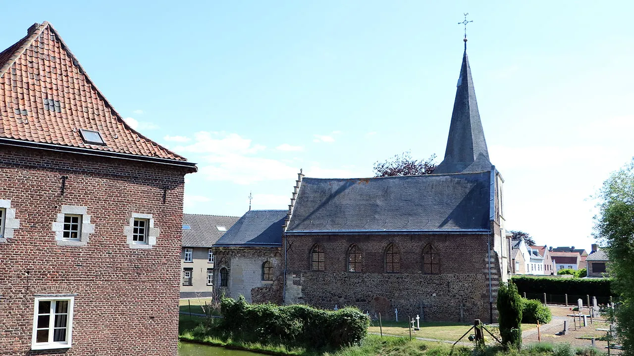 oude salviuskerkje limbricht mei 2020 gezien vanaf kasteelbrug