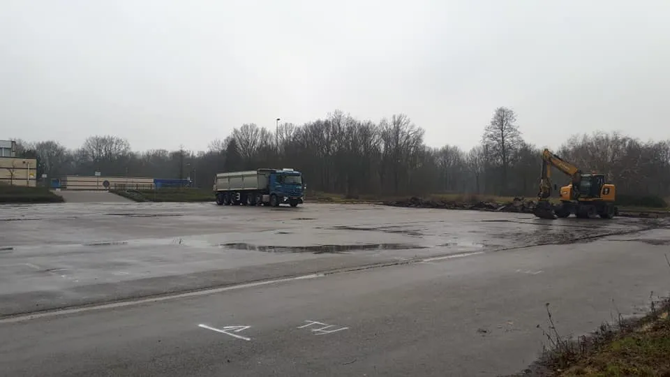 parkeerterrein bij zwembad de nieuwe hateboer