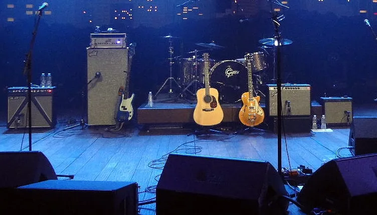 podium met muziekinstrumenten