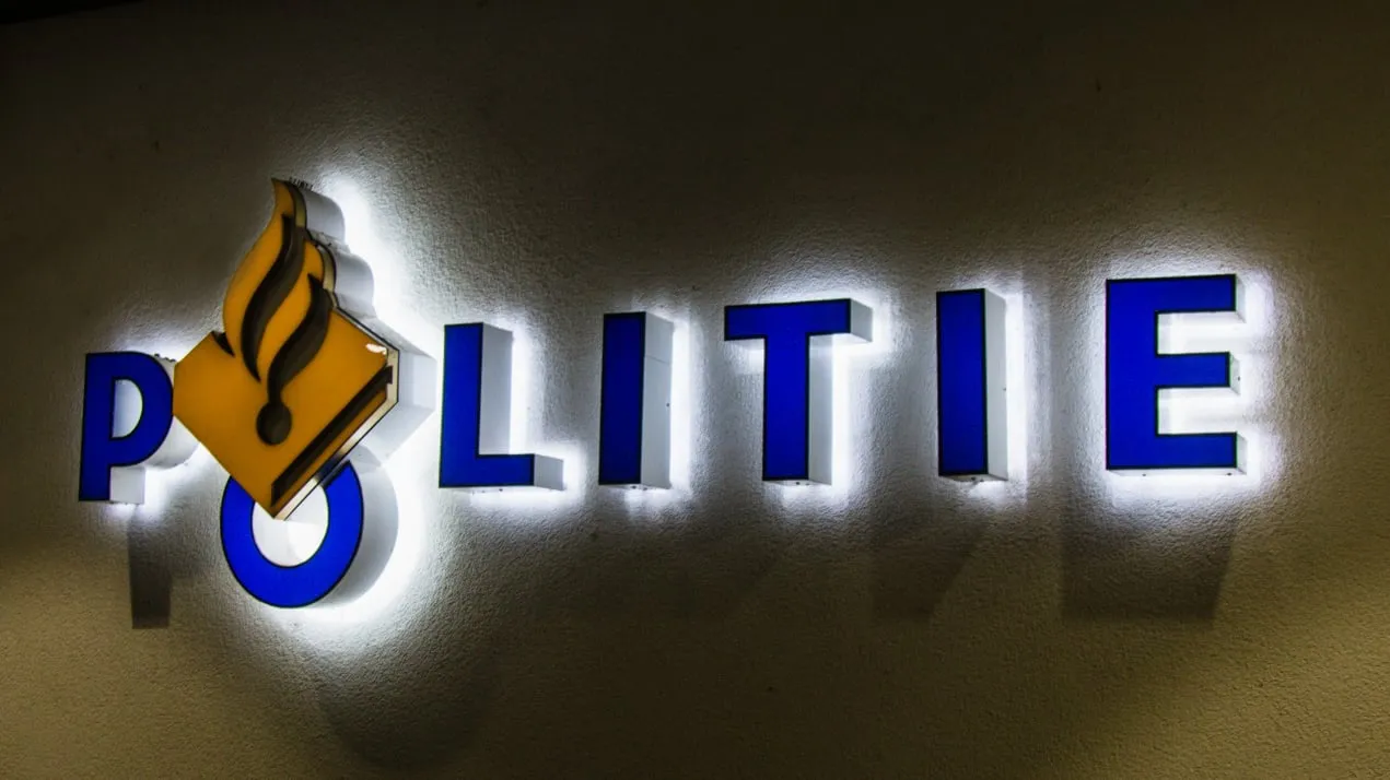 politie logo verlicht in donker foto bjorn de hoog